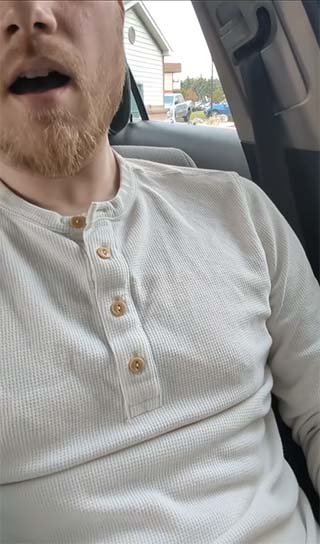 Hétéro se branle avec le vibro de sa copine