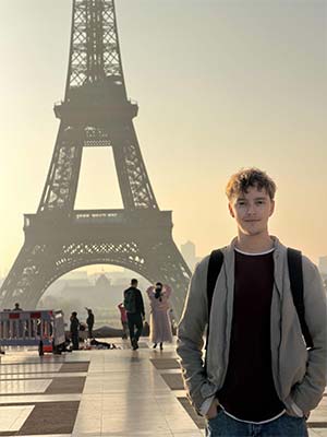 Jeune gay de passage sur Paris – plan cul exigé