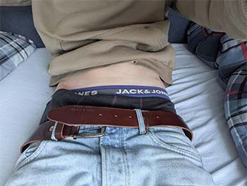 JH 20 ans sur Bonneville s’effeuille anonyme : jeans, slip, nu bandé