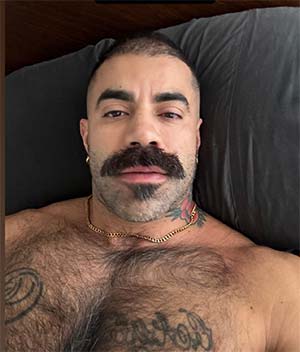 Viril moustachu bien teubé sur Dijon 21000