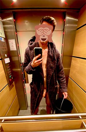 Gay montre sa queue dans l'ascenseur