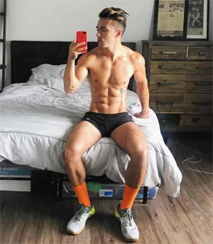 Alban gay blond athlétique de 24 ans