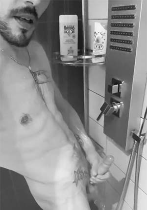 Un autre gay sous la douche