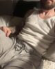 Gay en sweatpants révélateur dans le Pont-du-Las