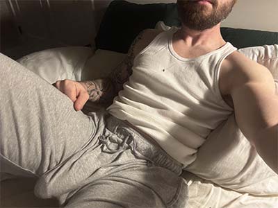 Gay en sweatpants révélateur dans le Pont-du-Las