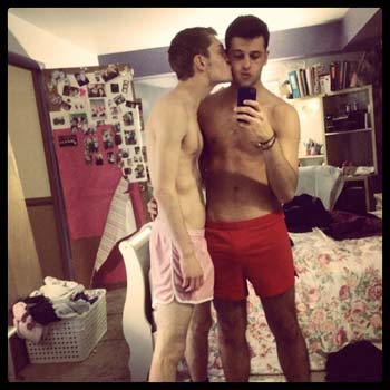 Mignon couple gay ch troisième joueur