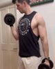 Bodybuilder gay aux lunettes rayons X