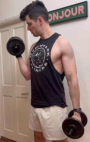 Bodybuilder gay aux lunettes rayons X